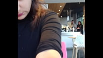 Brunette au café en public montre ses gros seins Nellyes